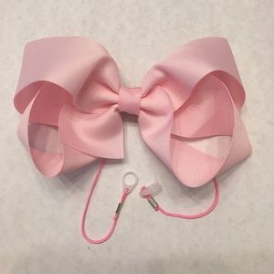 Bow hearing aid lanyard